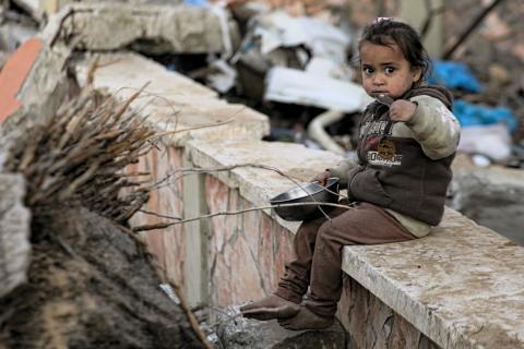 Noor Abu Harbeed, de 9 años, come en la calle. Palestina 2025.