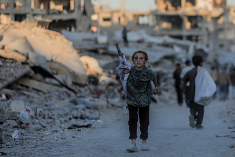 Desplazamiento de familias palestinas en medio de la destrucción
