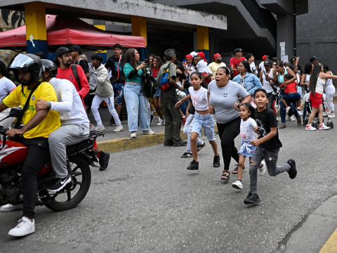 Personas corriendo en medio del terremoto. Caracas, 2026.