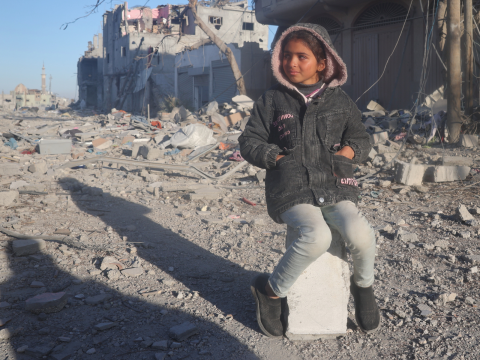 Niña visitando su pueblo natal, Rafah.
