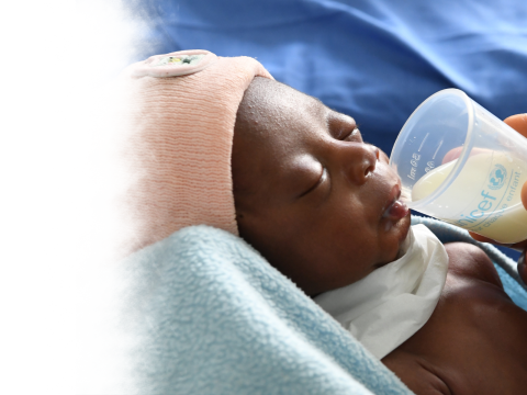Bebe consumiendo leche terapéutica
