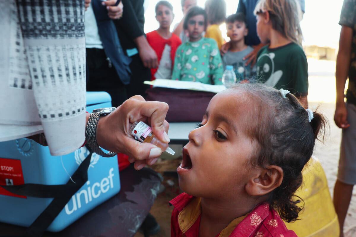 Niña recibe suplemento médico, ciudad de Hamad. Octubre 2024.