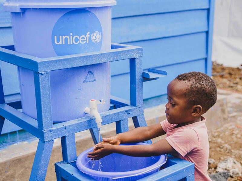Fabien, de 3 años, se lava las manos en centro de tratamiento para la viruela del mono. República democrática del Congo, 2024.