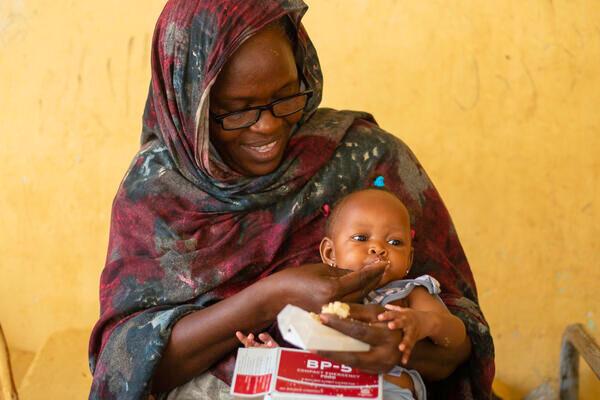 Amani, de 10 meses, consume BP5. Sudan, 2023.