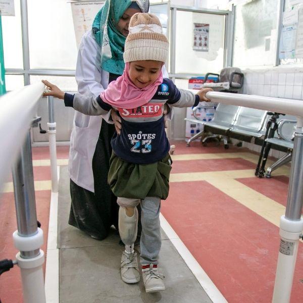 Khadija, quien perdió una pierna, inicia su rehabilitación. Yemen, 2024.