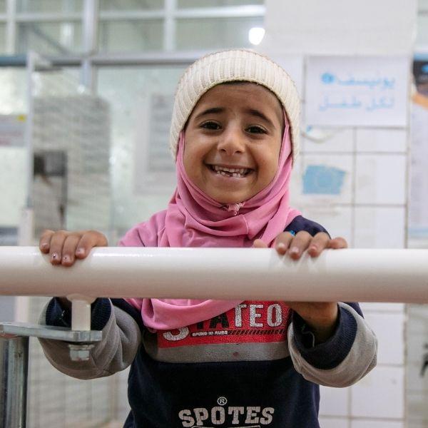 Khadija, quien perdió una pierna, inicia su rehabilitación.