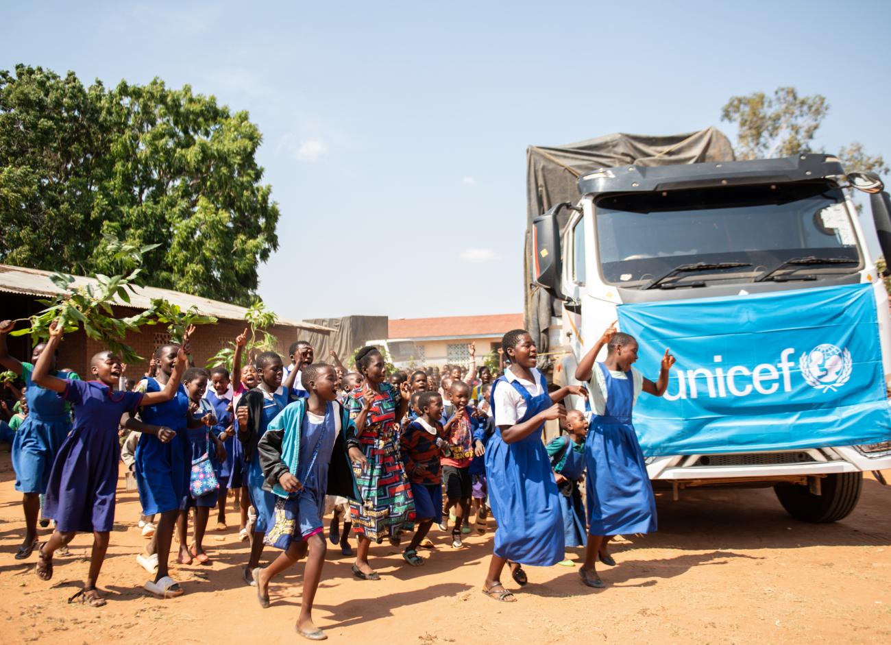 Camión llega con materiales a una escuela en Malawi