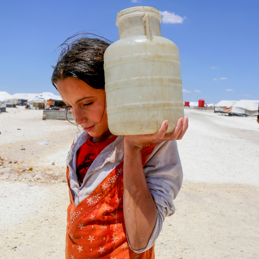 República de Siria. Horriya, de 12 años traslada agua. 