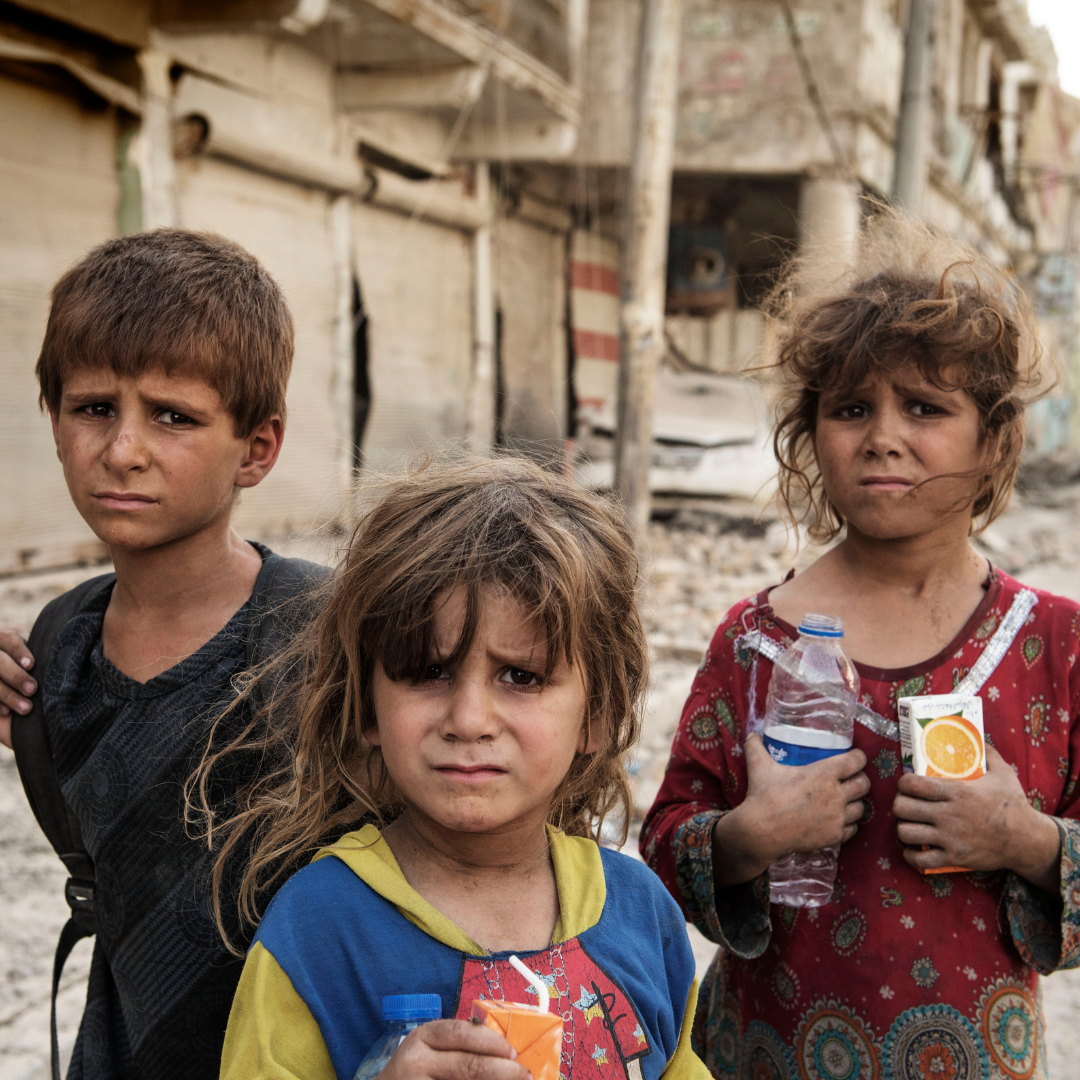 Iraq. Niños se reúnen a la espera de insumos como agua.