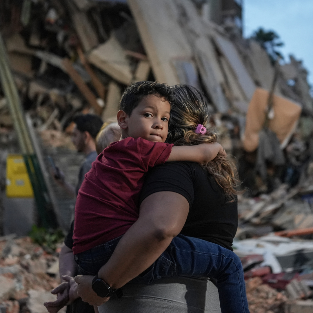 Personas recorren los escombros que dejó el terremoto. Caracas, 2026.