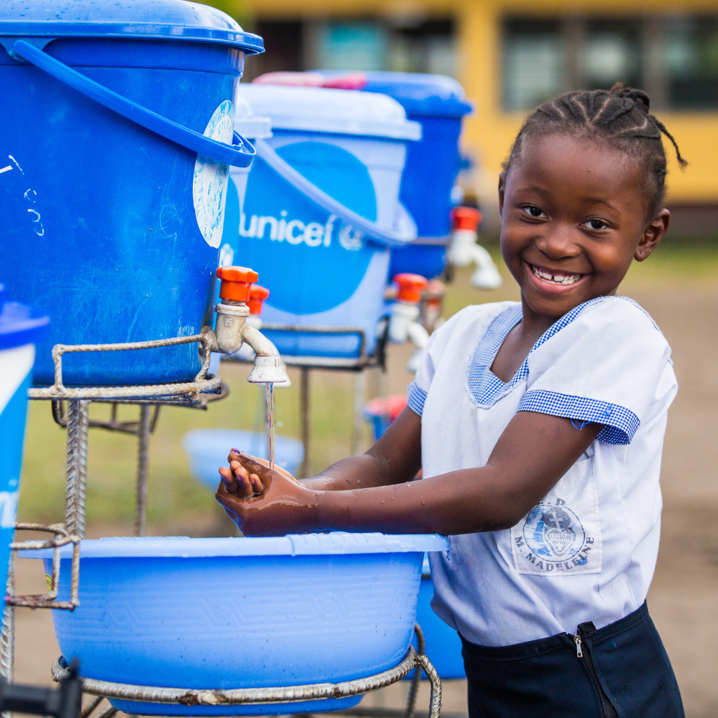 Una alumna se lava las manos en el patio de la Escuela Primaria Marie Madeleine, en Kinshasa, República Democrática del Congo.