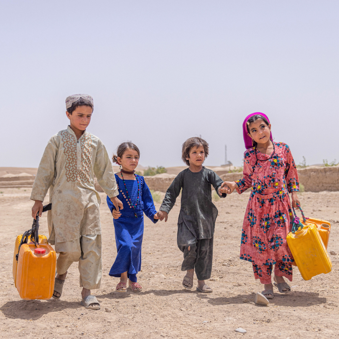 Niños en Afghanistan se acercan a instalaciones de UNICEF, para recoger agua.