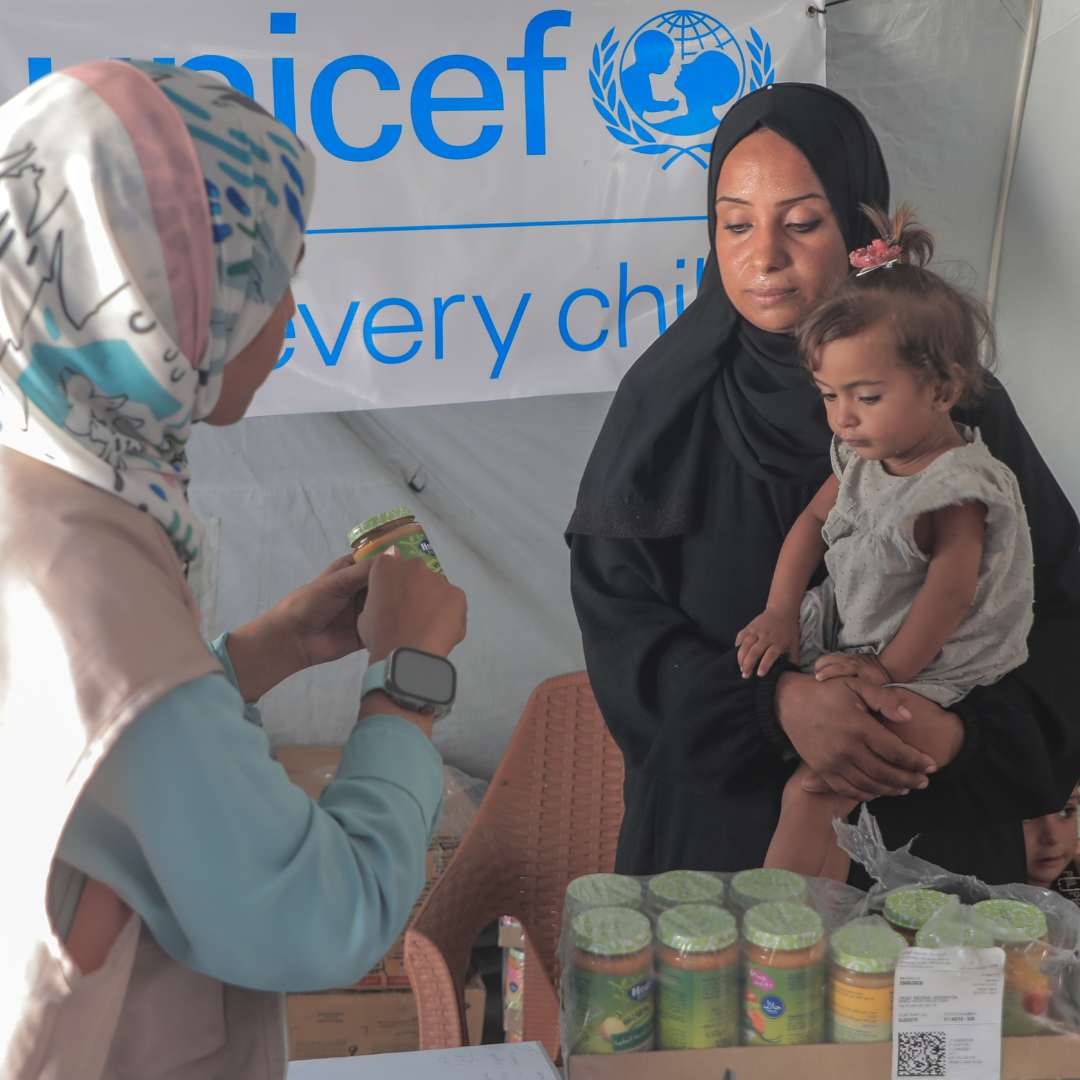 Entrega de suplementos alimenticios en Gaza.