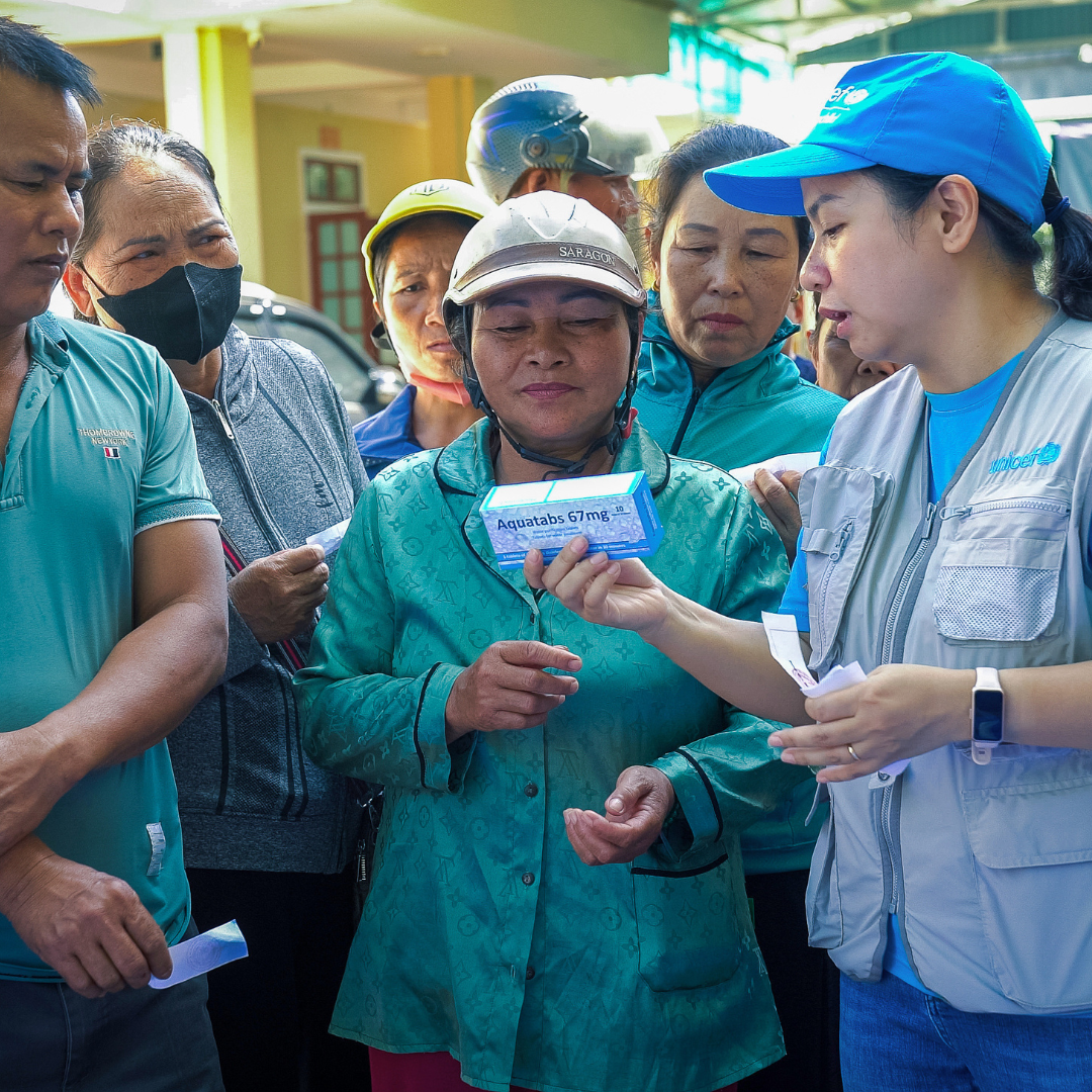 Entrega de insumos ante inundaciones. Vietnam