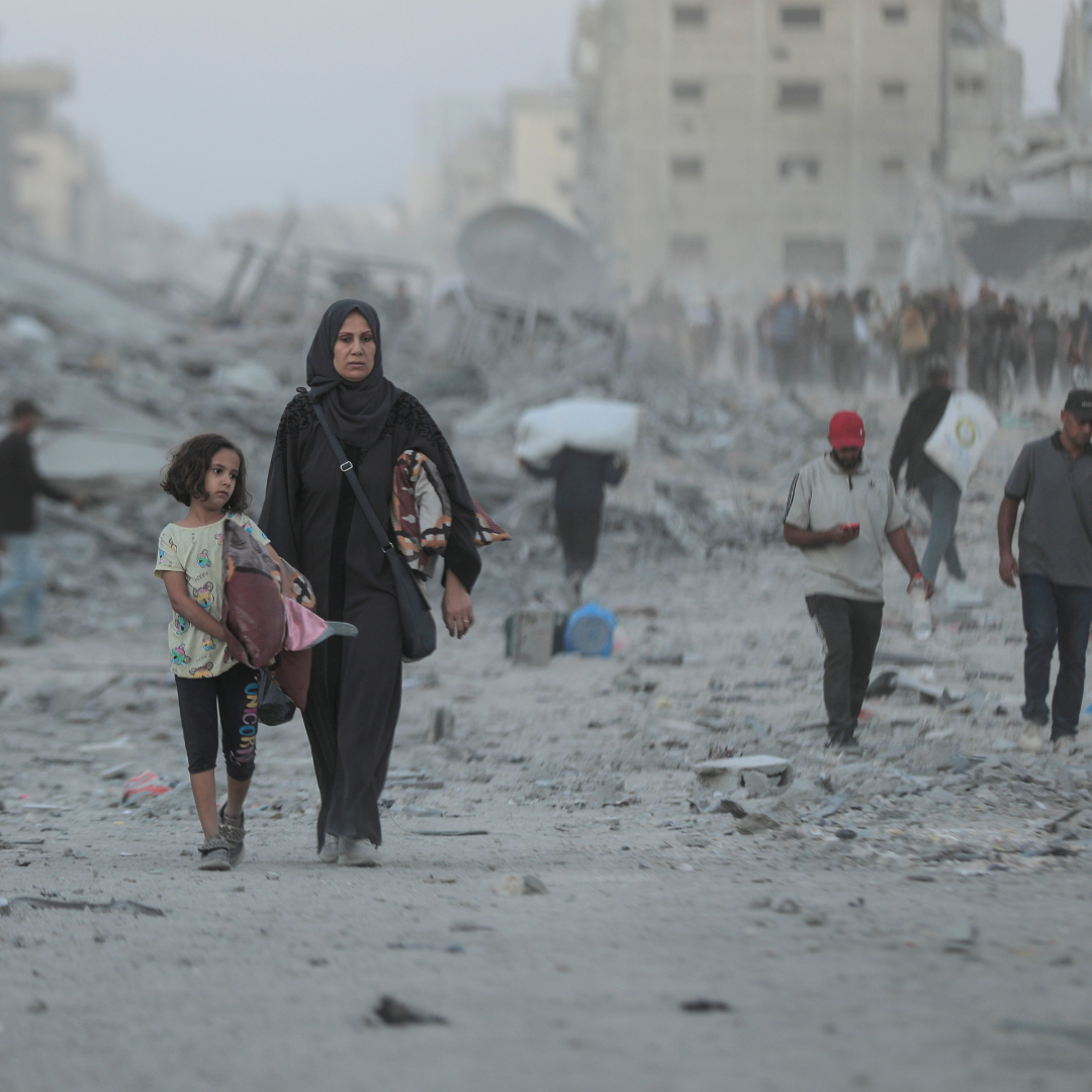 Familias desplazándose a lo largo de la franja de Gaza, en medio de los escombros.