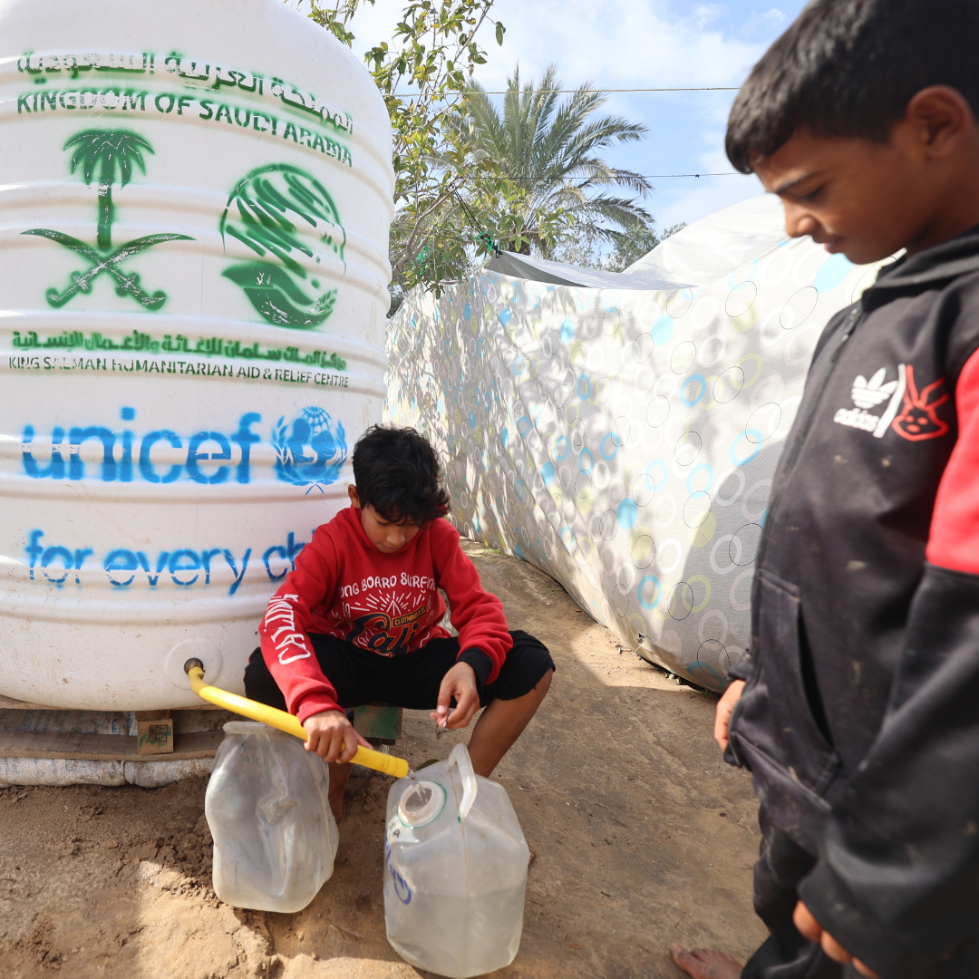 Entrega de agua en centro de personas desplazadas, Gaza. 2026.
