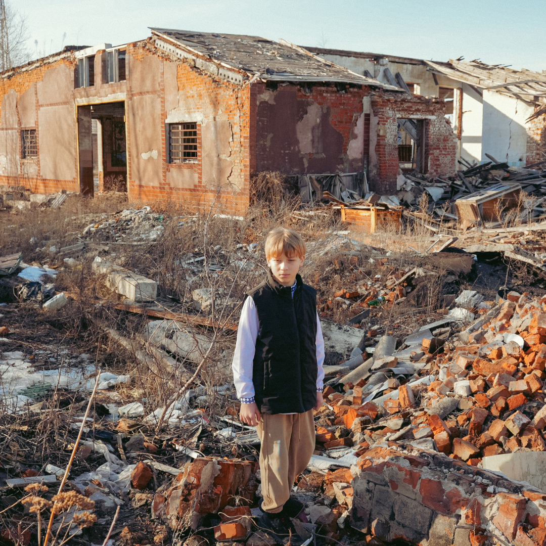 Roman, de 13 años, camina entre los escombros de un centro de entretenimiento.