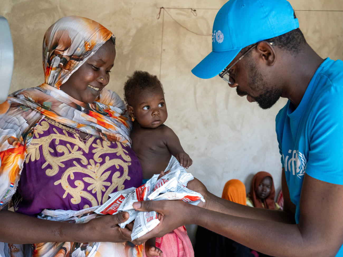 Aldjima, de un año, recibe alimento terapéutico de parte de equipo UNICEF