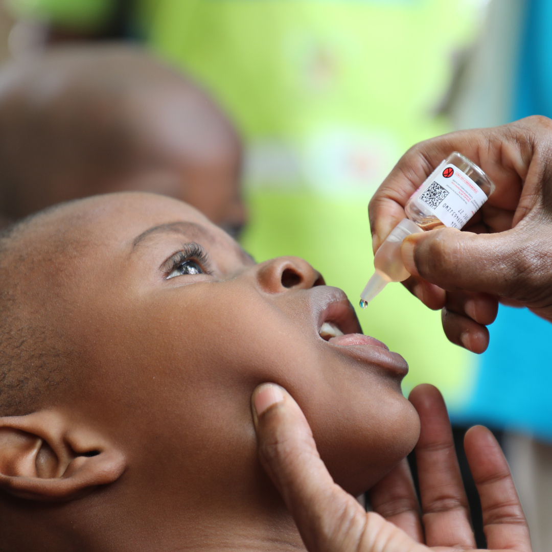 Representantes de UNICEF administran medicinas. Camerún, 2026.