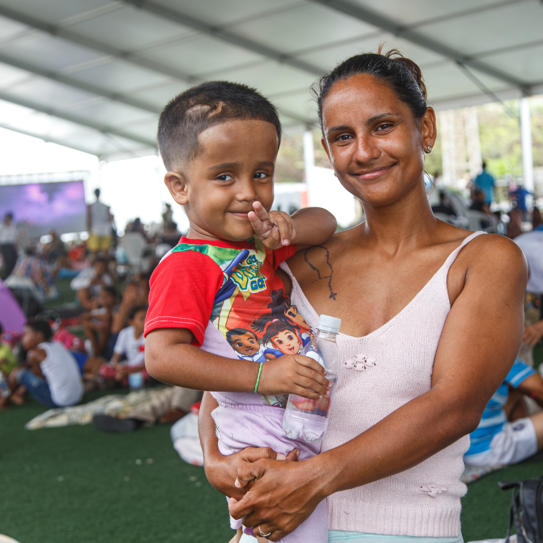Familias comparten en el spacio Amigable para Niños, Niñas y Adolescentes, levantado por UNICEF en el Polideportivo José María Vargas, el martes 30 de junio.